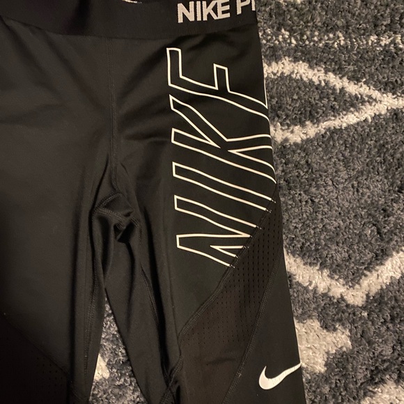BLACK NIKE CROP LEGGINGS W/ MESH - Picture 2 of 3